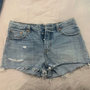 Levi’s light wash distressed denim shorts size 28